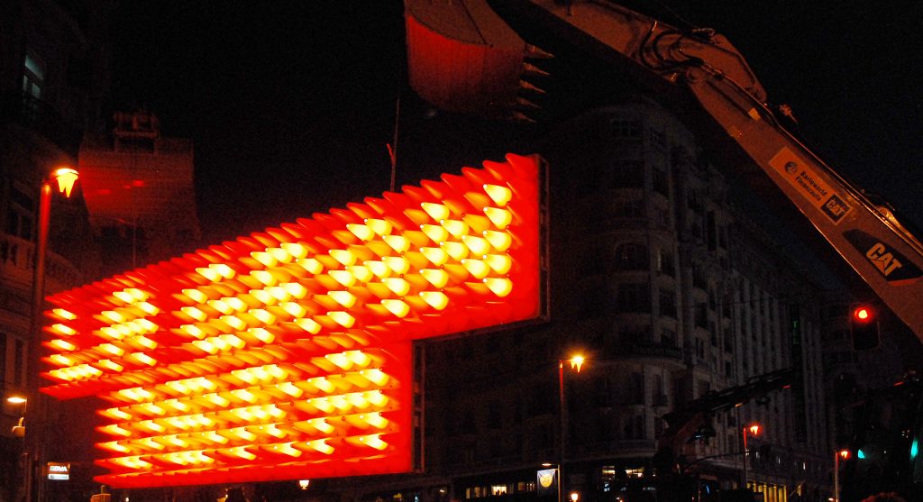 Rotulo de conos. Gran Vía - Gran Obra. Parque intergeneracional durante la Noche en Blanco y sus segundas vidas en El Gallinero.