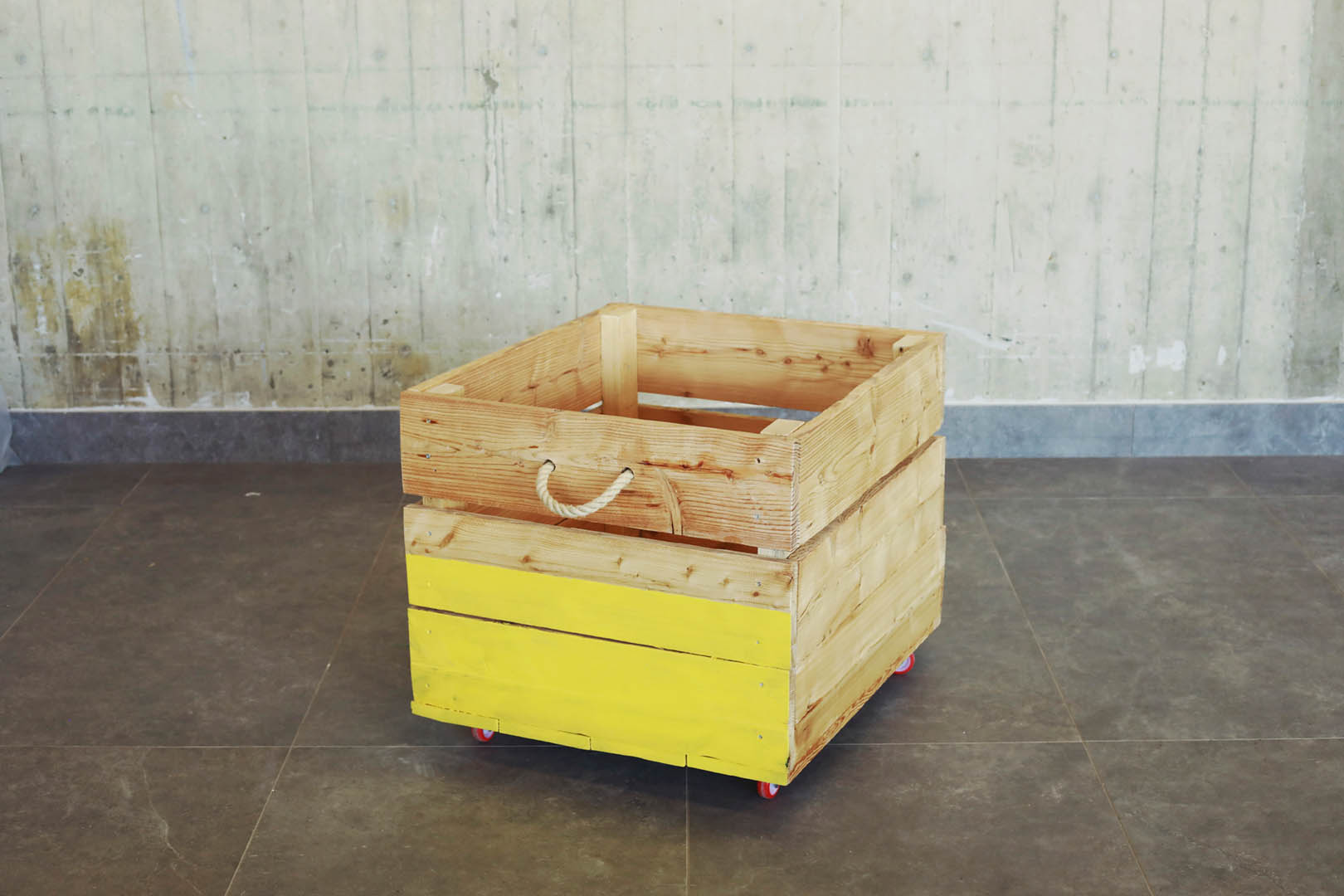 Caja de madera con ruedas. Fotografía: Lourdes Cabrera